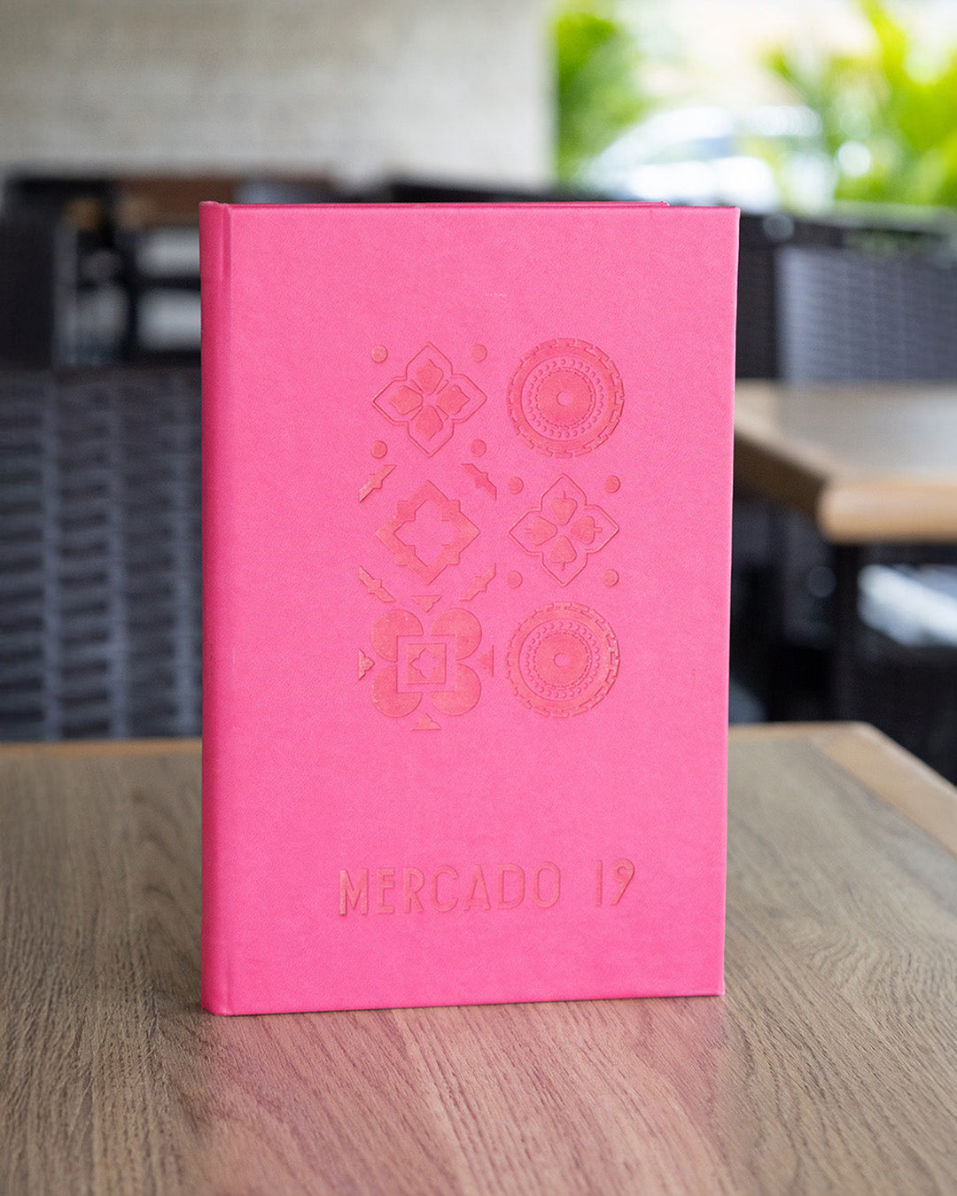 Cómo preparar tu restaurante para Día de Muertos con menús temáticos, portamenús artesanales y detalles que conecten con la tradición mexicana