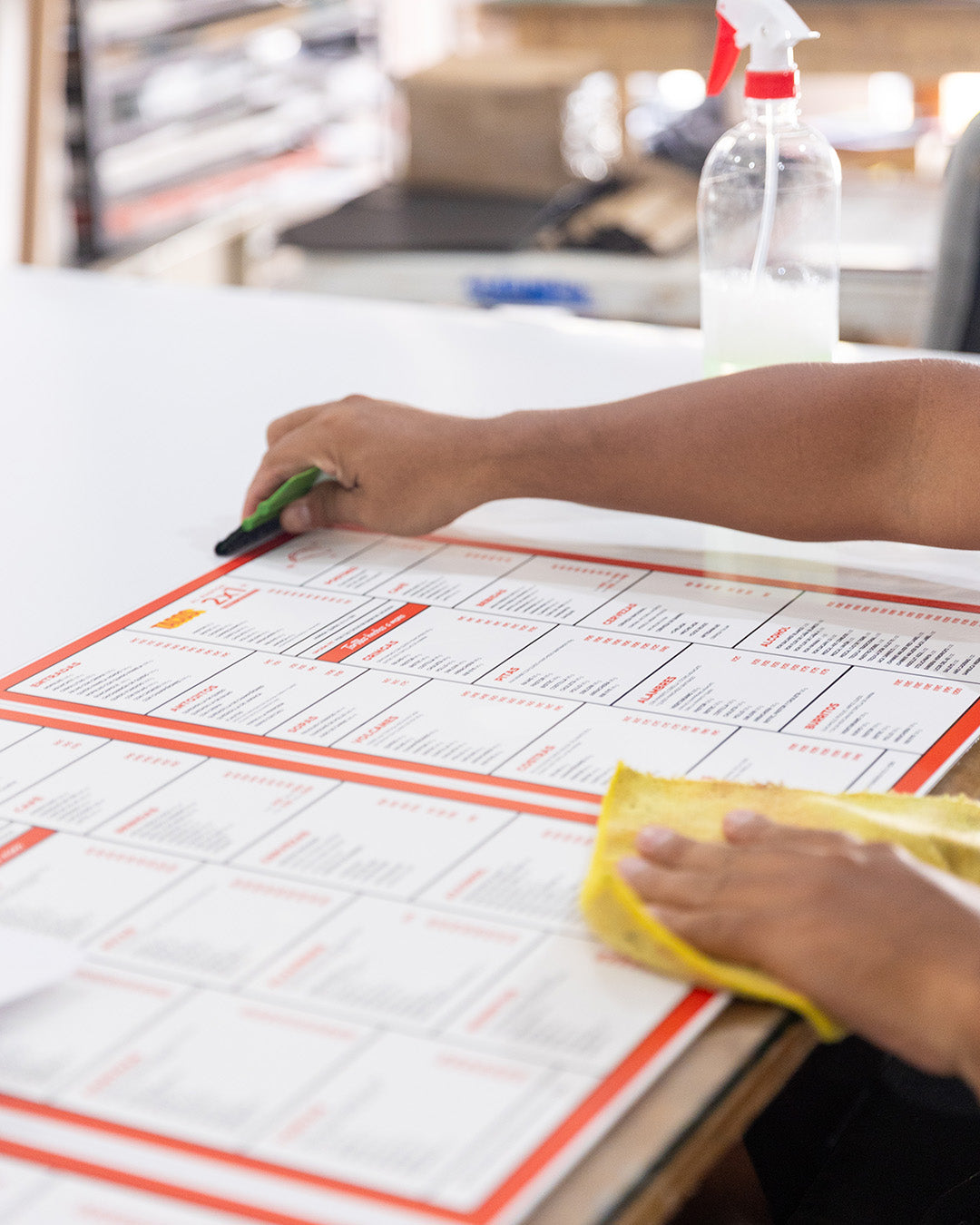 ¿Cómo limpiar, guardar e hidratar tus portamenús y portacuentas Tint?