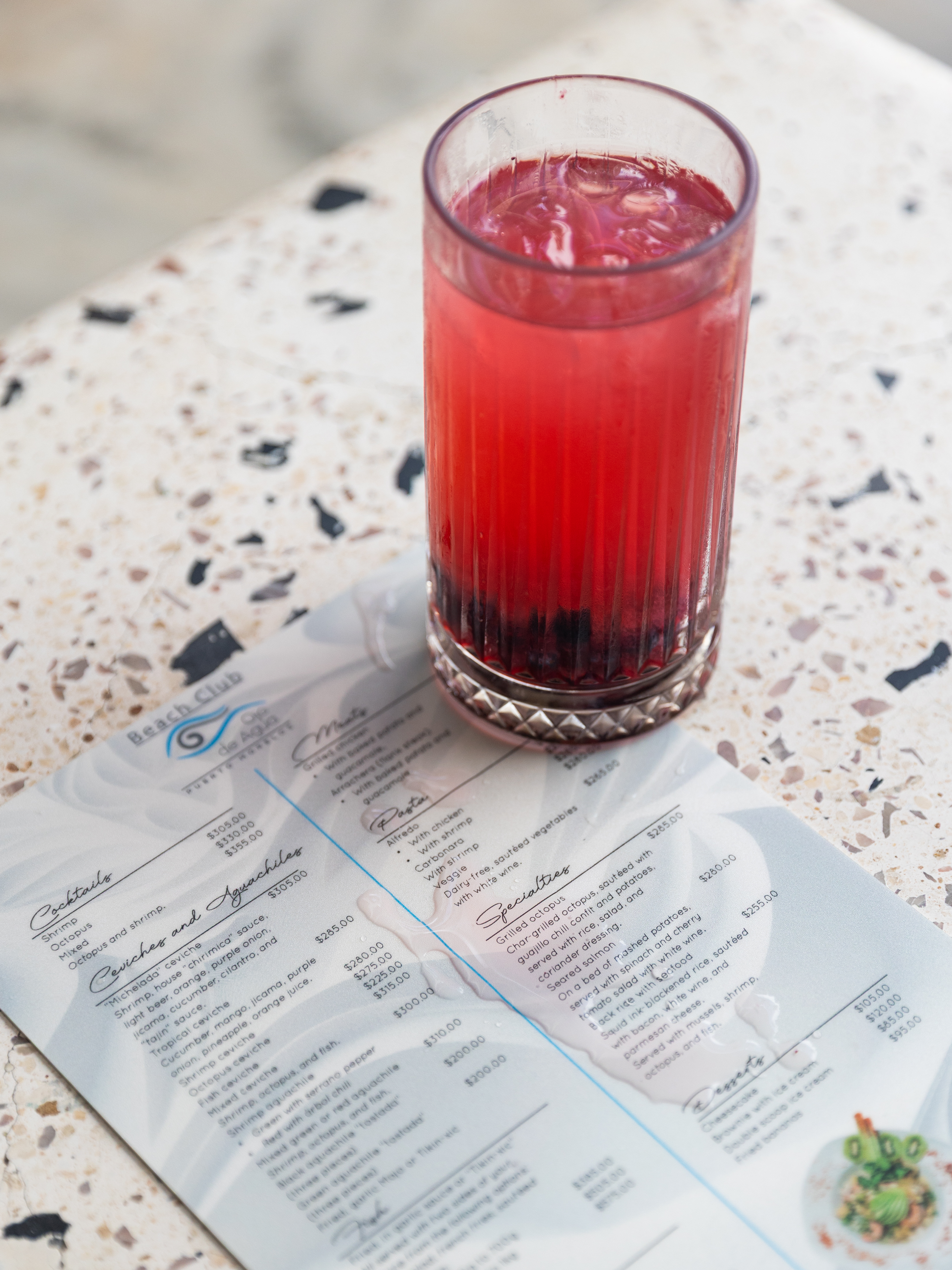 Terrazas y exteriores: Guía para elegir menús resistentes a la intemperie y al uso rudo.